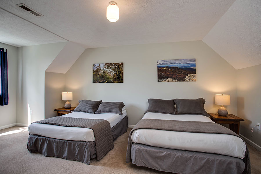 Torry Ridge Cabin VA Bedroom with 2 full beds