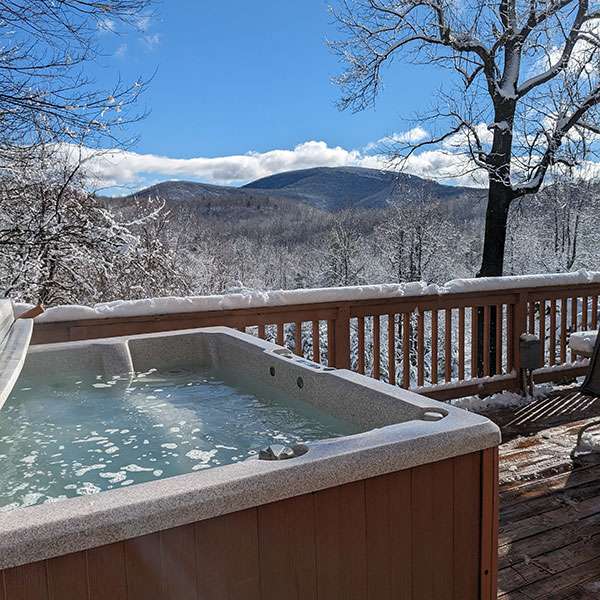 Hot tub at Love Ridge Mountain Lodging in Virginia